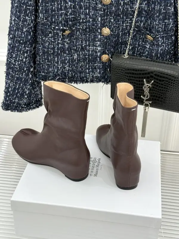 Maison Margiela MM6 Ботильоны на танкетке с раздельным носком — Фото 5