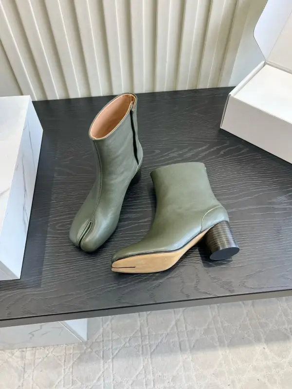 Maison Margiela MM6 — Ботильйони Tabi з роздвоєним носком
