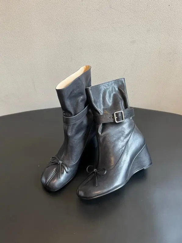 Maison Margiela MM6 — Ботильйони Tabi з разрезным носком на танкетці