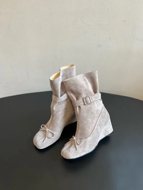 Maison Margiela MM6 — Ботильйони Tabi з разрезным носком на танкетці