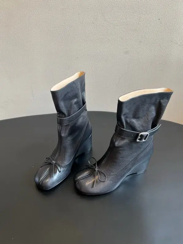 Maison Margiela MM6 Ботильоны Tabi с разрезным носком на танкетке — Фото 2