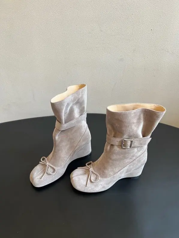 Maison Margiela MM6 Ботильоны Tabi с разрезным носком на танкетке — Фото 2