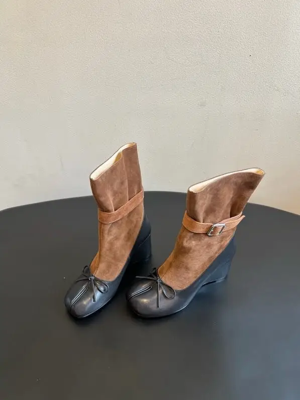 Maison Margiela MM6 Ботильоны Tabi с разрезным носком на танкетке — Фото 3