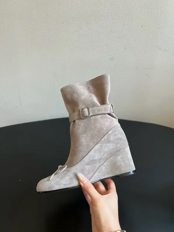 Maison Margiela MM6 Ботильоны Tabi с разрезным носком на танкетке — Фото 3