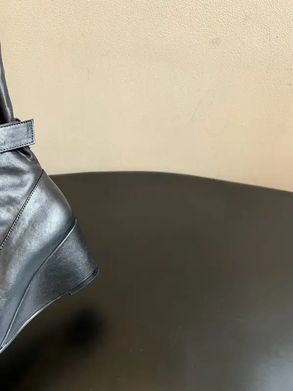 Maison Margiela MM6 Ботильоны Tabi с разрезным носком на танкетке — Фото 5