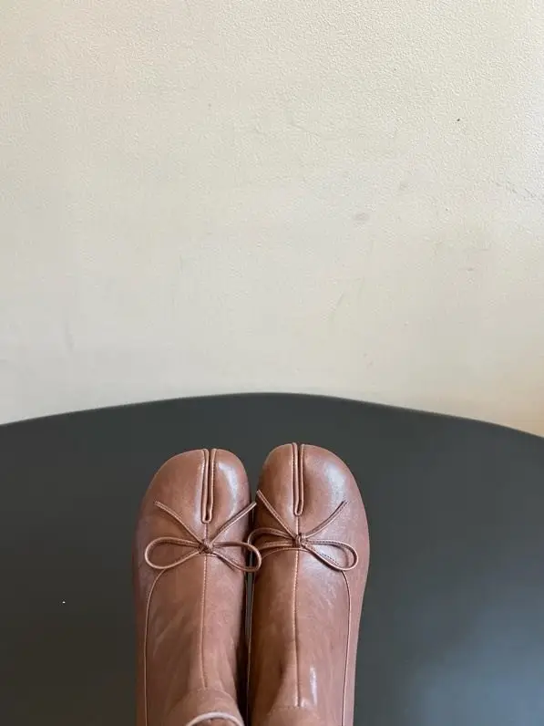 Maison Margiela MM6 Ботильйони Tabi з разрезным носком на танкетці — Фото 5