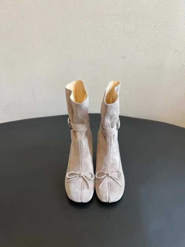 Maison Margiela MM6 Ботильоны Tabi с разрезным носком на танкетке — Фото 5