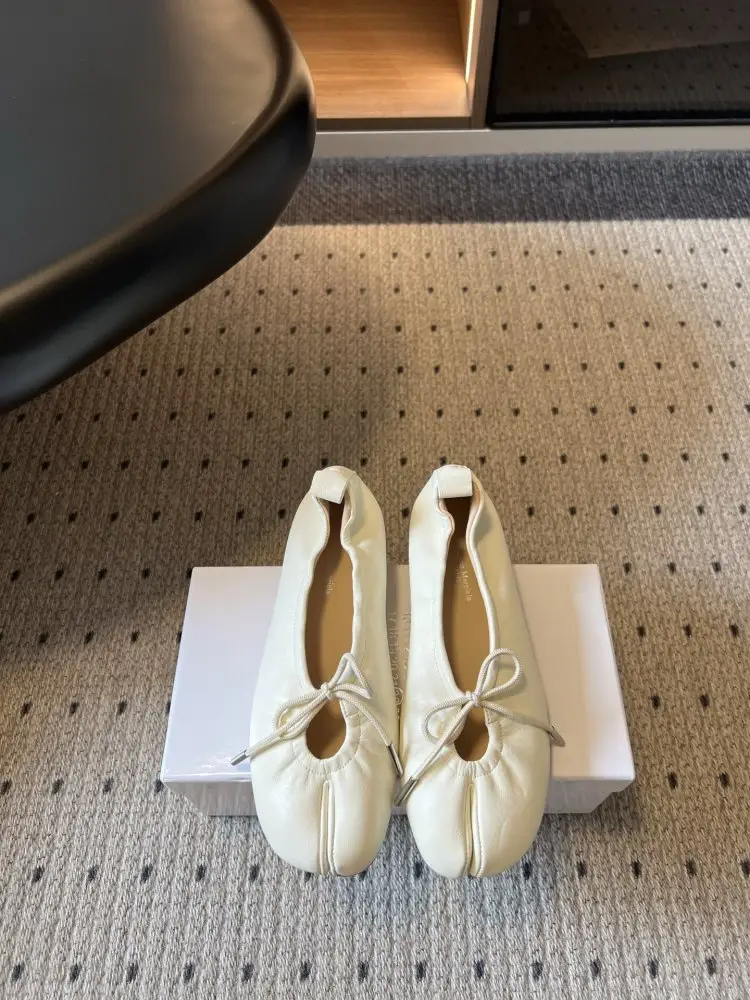 Maison Margiela MM6 — Балетки Tabi с раздвоенным носком