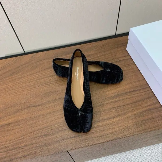 Maison Margiela MM6 — Балетки Tabi с раздвоенным носком