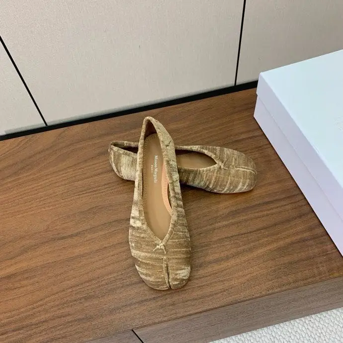 Maison Margiela MM6 — Балетки Tabi с раздвоенным носком