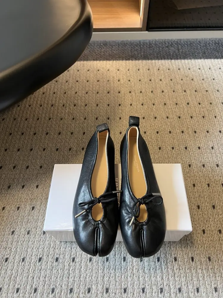 Maison Margiela MM6 — Балетки Tabi с раздвоенным носком
