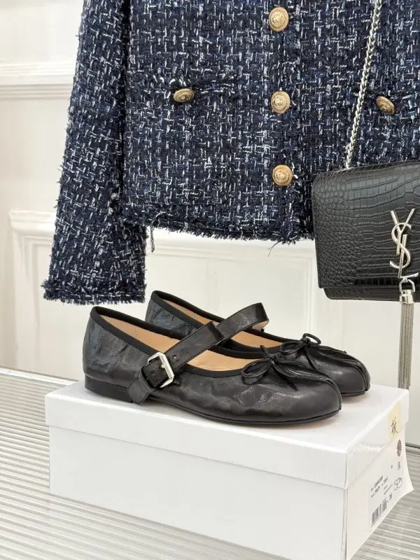Maison Margiela MM6 — Ballet shoes Tabi leather from bifurcated the toe