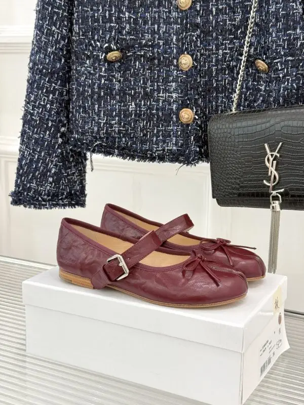 Maison Margiela MM6 — Ballet shoes Tabi leather from bifurcated the toe