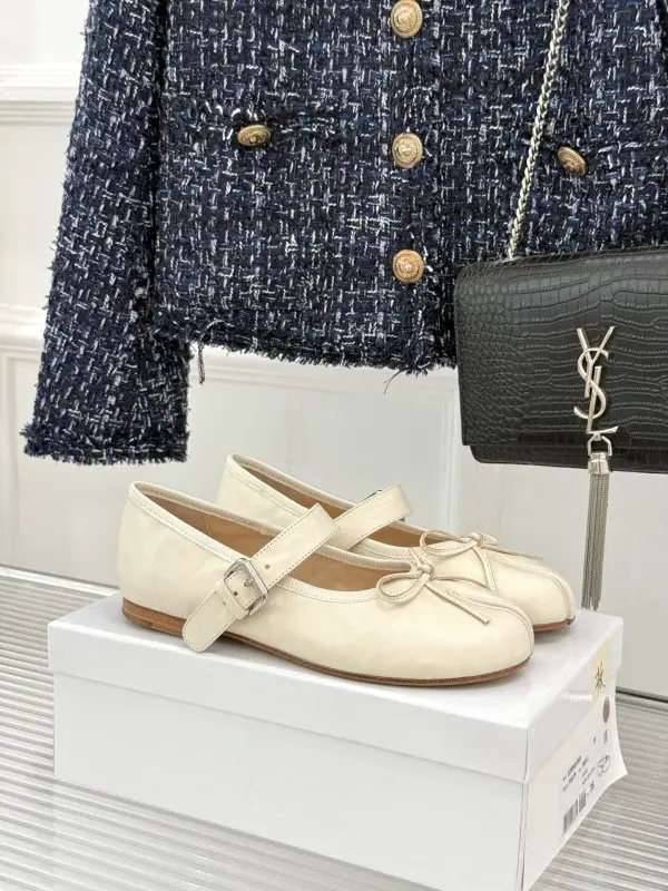 Maison Margiela MM6 — Балетки Tabi кожаные с раздвоенным носком