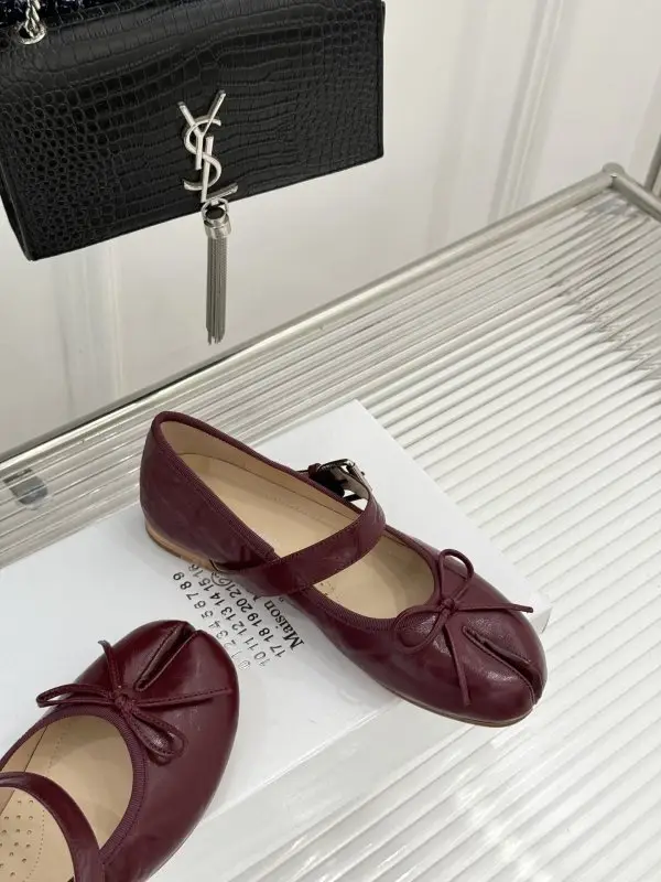 Maison Margiela MM6 Балетки Tabi кожаные с раздвоенным носком — Фото 5