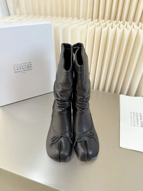 Maison Margiela MM6 — Сапоги с разделенным носком на каблуке