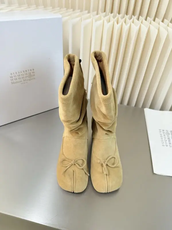 Maison Margiela MM6 — Сапоги с разделенным носком на каблуке