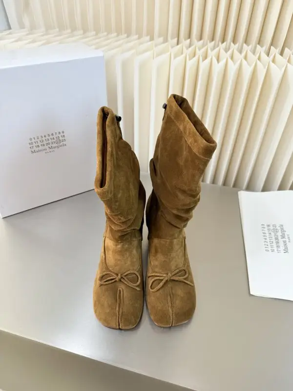 Maison Margiela MM6 — Сапоги с разделенным носком на каблуке