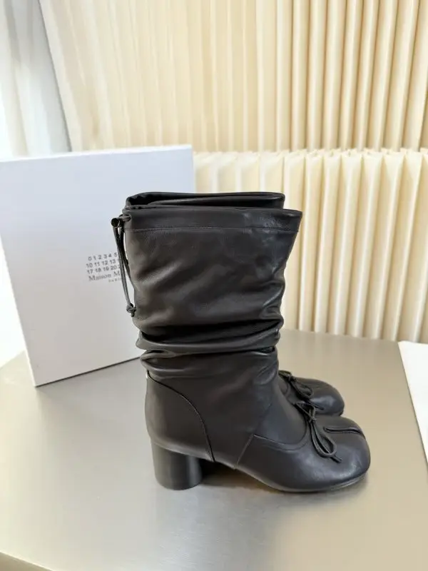 Maison Margiela MM6 Сапоги с разделенным носком на каблуке — Фото 2