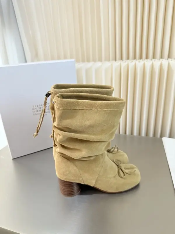Maison Margiela MM6 Сапоги с разделенным носком на каблуке — Фото 2