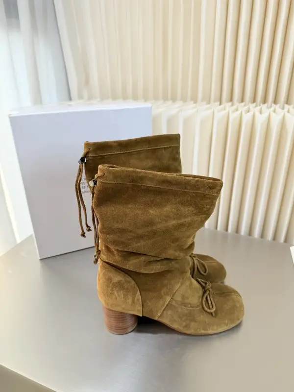 Maison Margiela MM6 Сапоги с разделенным носком на каблуке — Фото 2