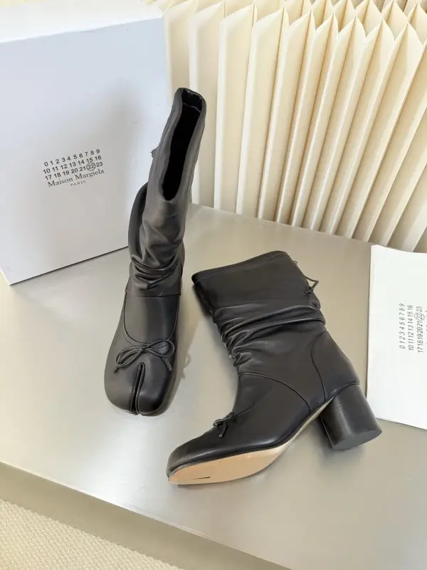 Maison Margiela MM6 Сапоги с разделенным носком на каблуке — Фото 3
