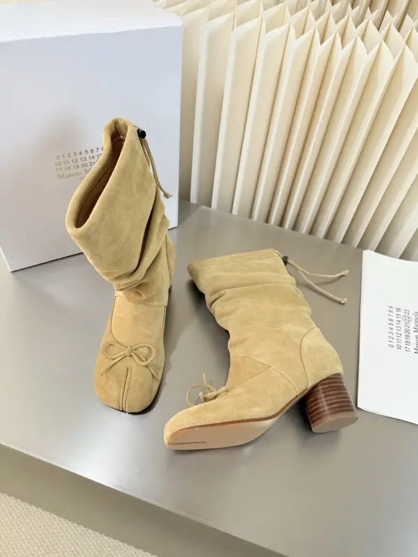 Maison Margiela MM6 Сапоги с разделенным носком на каблуке — Фото 3
