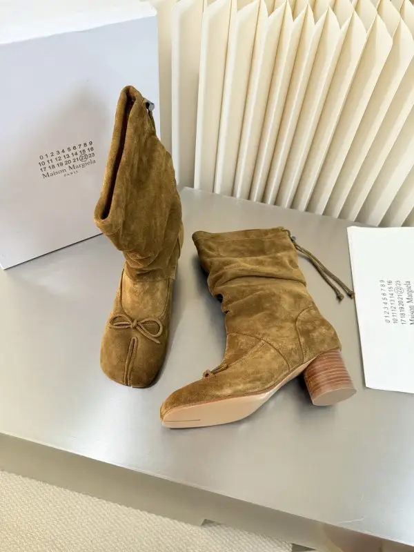 Maison Margiela MM6 Сапоги с разделенным носком на каблуке — Фото 3