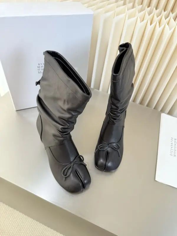 Maison Margiela MM6 Сапоги с разделенным носком на каблуке — Фото 4