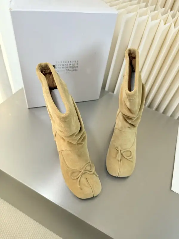 Maison Margiela MM6 Сапоги с разделенным носком на каблуке — Фото 4
