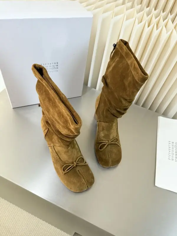 Maison Margiela MM6 Сапоги с разделенным носком на каблуке — Фото 4