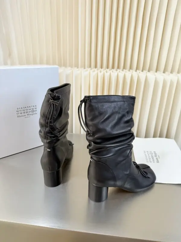 Maison Margiela MM6 Сапоги с разделенным носком на каблуке — Фото 5