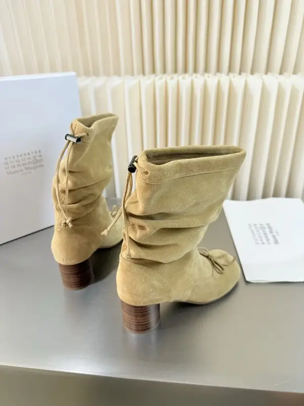 Maison Margiela MM6 Сапоги с разделенным носком на каблуке — Фото 5
