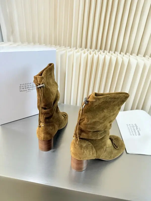Maison Margiela MM6 Сапоги с разделенным носком на каблуке — Фото 5