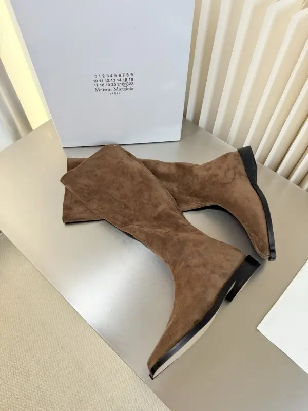 Maison Margiela MM6 — Сапоги MM6 Split-Toe Stretch Suede Mid-Calf