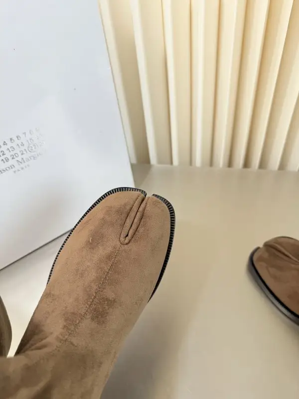 Maison Margiela MM6 Сапоги MM6 Split-Toe Stretch Suede Mid-Calf — Фото 2