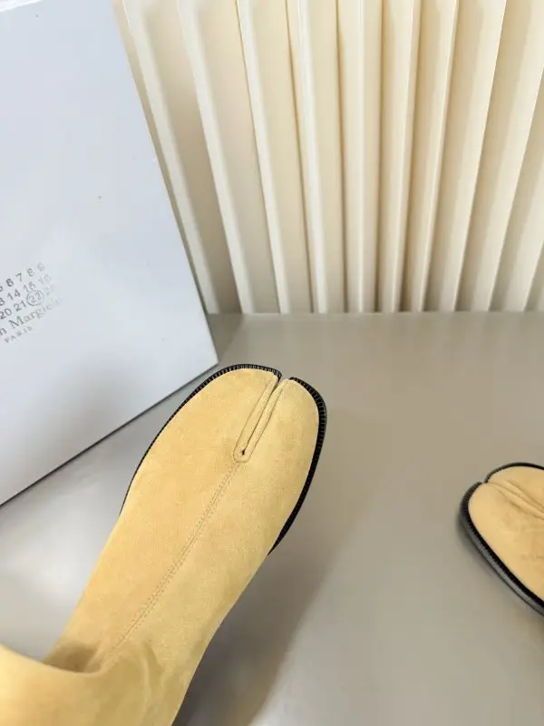 Maison Margiela MM6 Сапоги MM6 Split-Toe Stretch Suede Mid-Calf — Фото 2