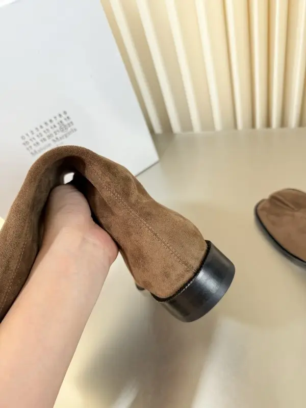 Maison Margiela MM6 Сапоги MM6 Split-Toe Stretch Suede Mid-Calf — Фото 4