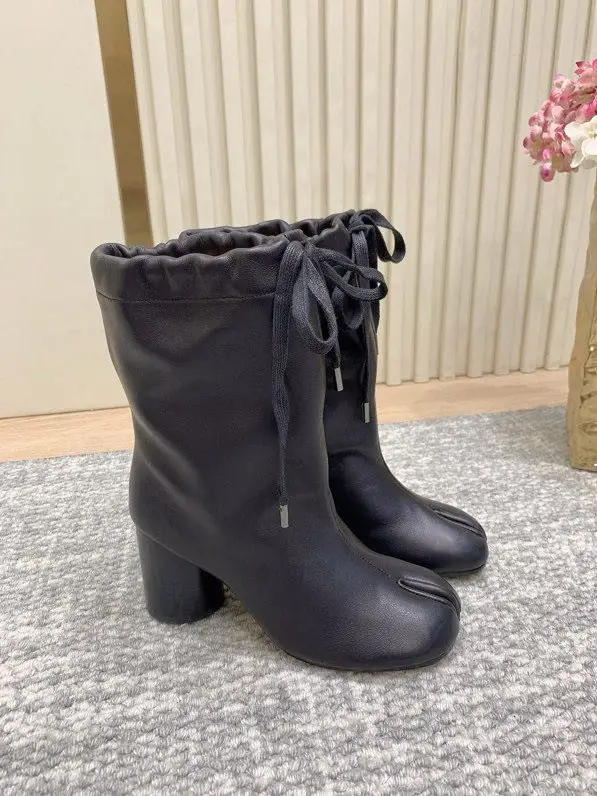 Maison Margiela MM6 — Черевики MM6 Tabi з роздільним носком і низьким каблуком