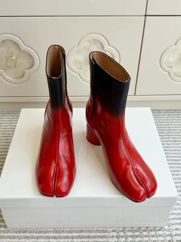 Maison Margiela MM6 — Boots MM6 Tabi from split the toe and massive heel
