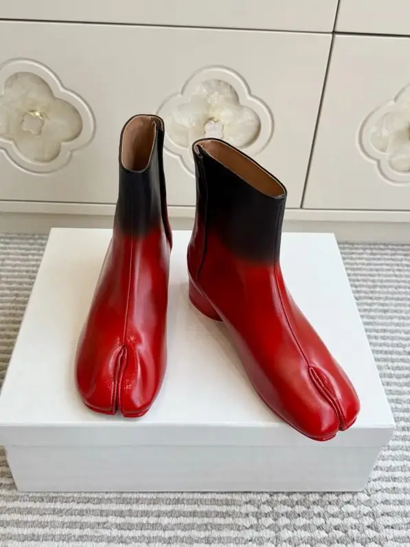 Maison Margiela MM6 — Boots MM6 Tabi from split the toe and massive heel