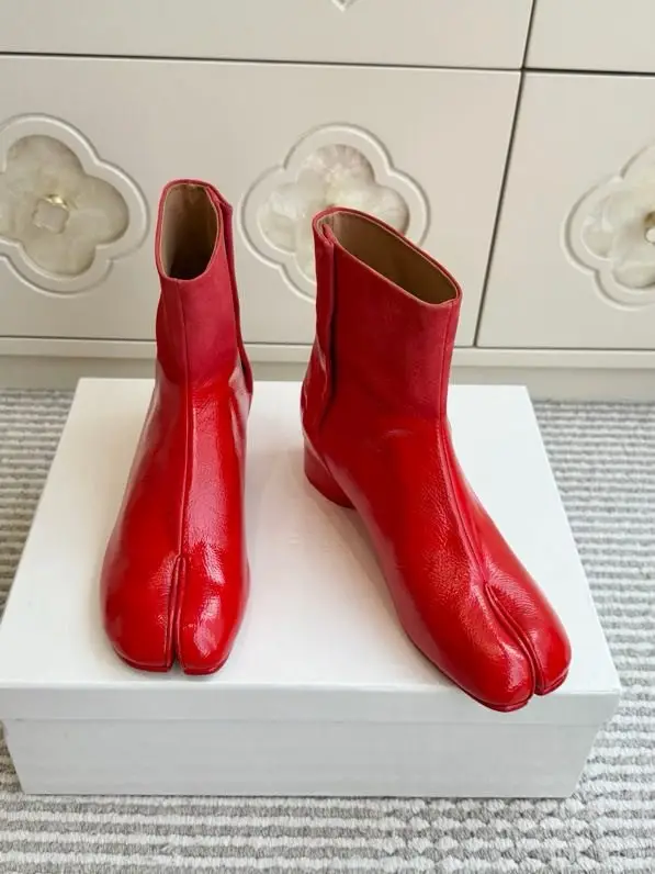 Maison Margiela MM6 — Boots MM6 Tabi from split the toe and massive heel