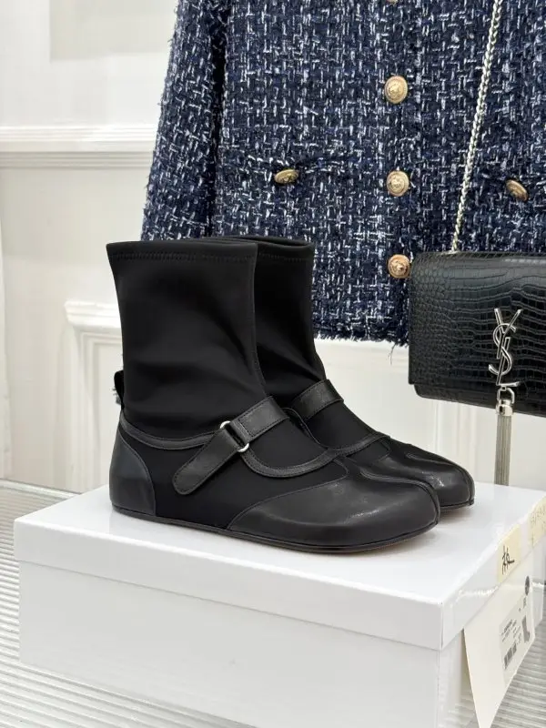 Maison Margiela MM6 Черевики на плоскою підошві з роздільним носком і пряжкою — Фото 1