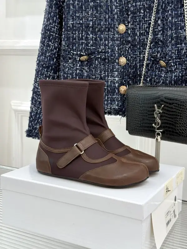 Maison Margiela MM6 Ботинки на плоской подошве с раздельным носком и пряжкой — Фото 1