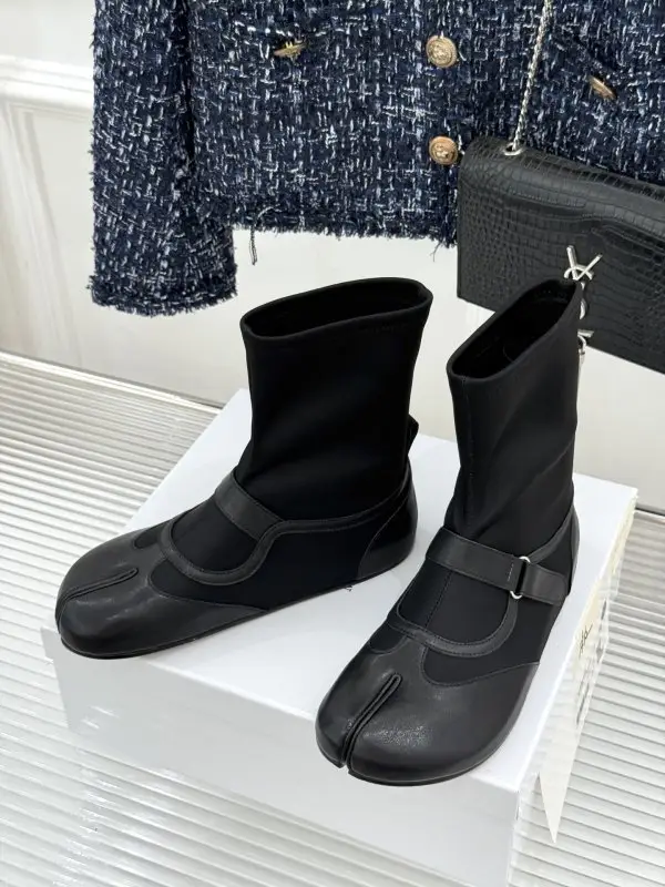 Maison Margiela MM6 Черевики на плоскою підошві з роздільним носком і пряжкою — Фото 2