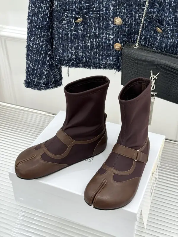 Maison Margiela MM6 Ботинки на плоской подошве с раздельным носком и пряжкой — Фото 2