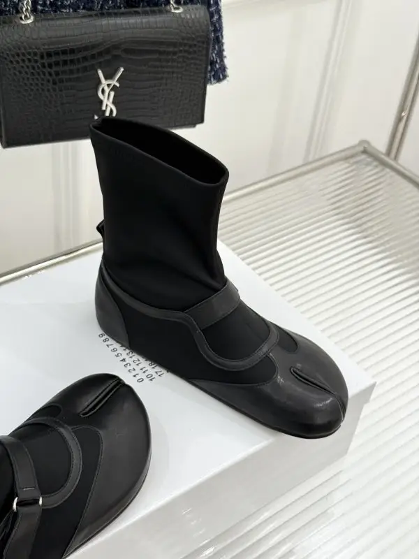 Maison Margiela MM6 Черевики на плоскою підошві з роздільним носком і пряжкою — Фото 3