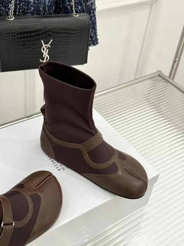 Maison Margiela MM6 Ботинки на плоской подошве с раздельным носком и пряжкой — Фото 3