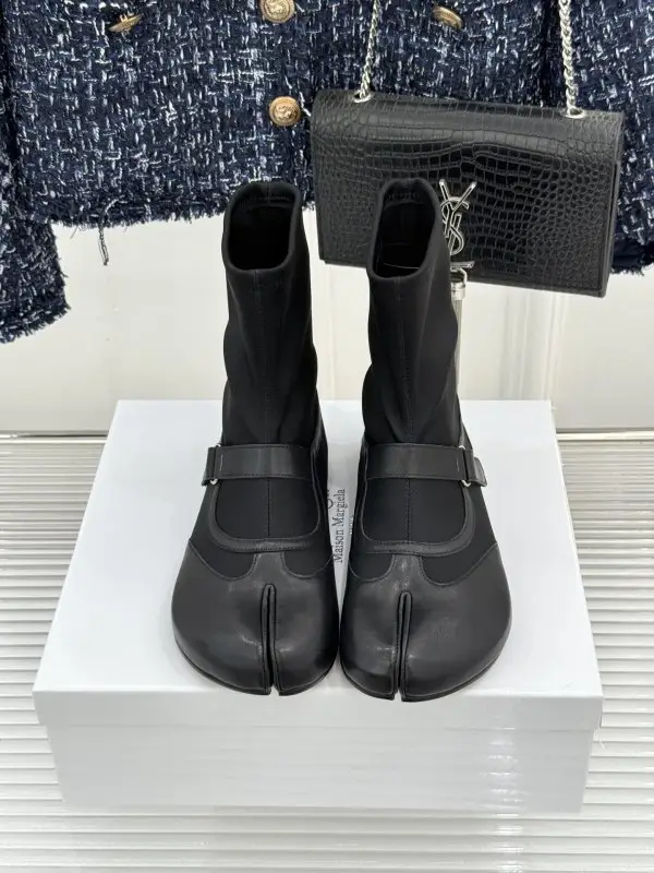 Maison Margiela MM6 Черевики на плоскою підошві з роздільним носком і пряжкою — Фото 4