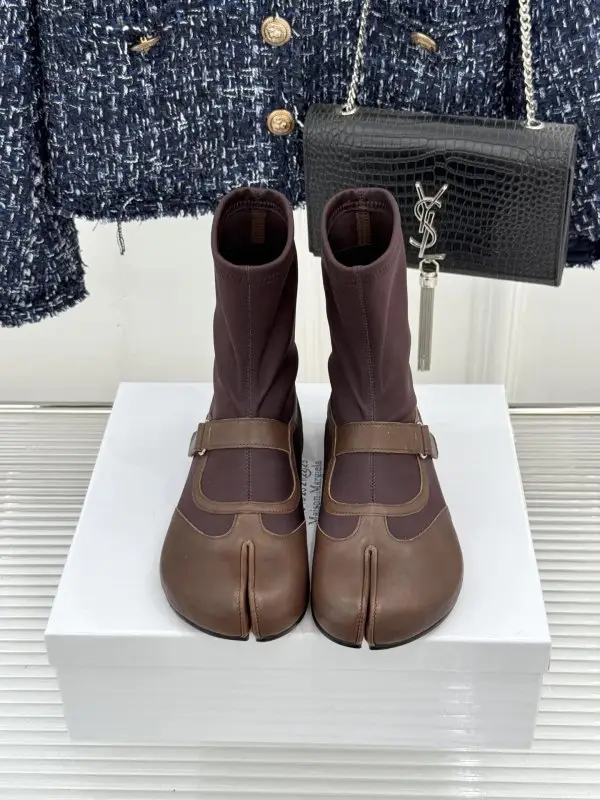 Maison Margiela MM6 Ботинки на плоской подошве с раздельным носком и пряжкой — Фото 4